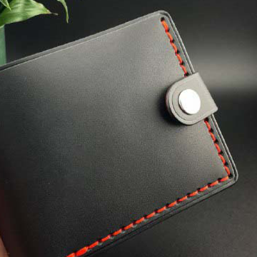Черный кошелек (bifold) с красными акцентами