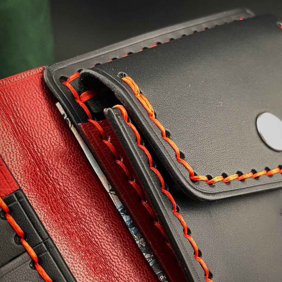 Черный кошелек (bifold) с красными акцентами-3