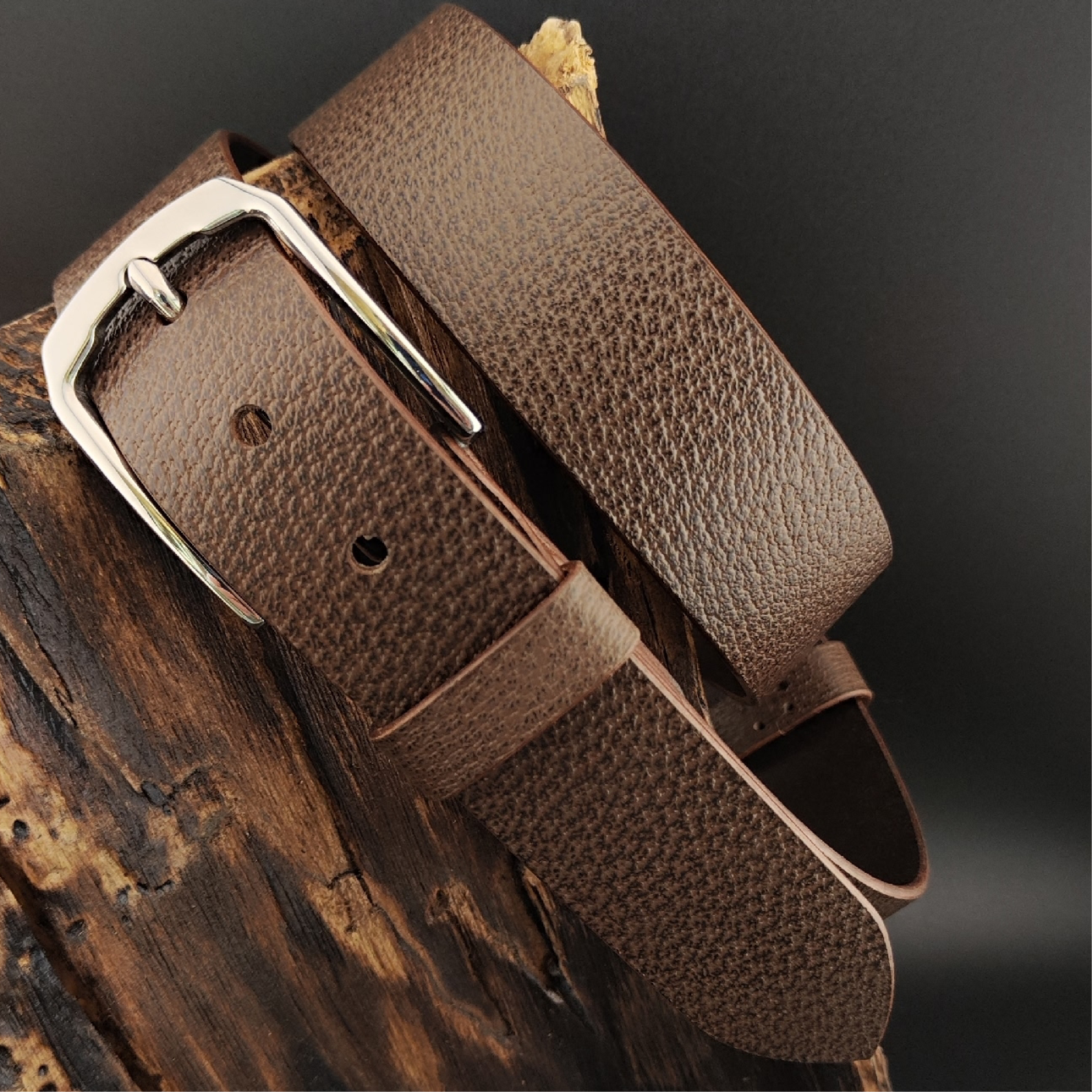 кожаный рень коричневого цвета с тиснением.