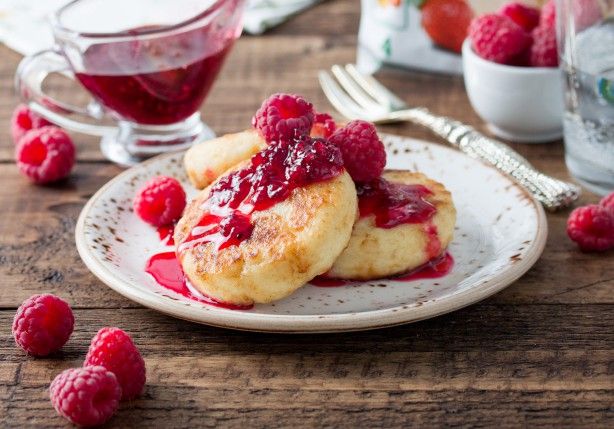 Сырники с малиновой начинкой Сырники с малиновой начинкой