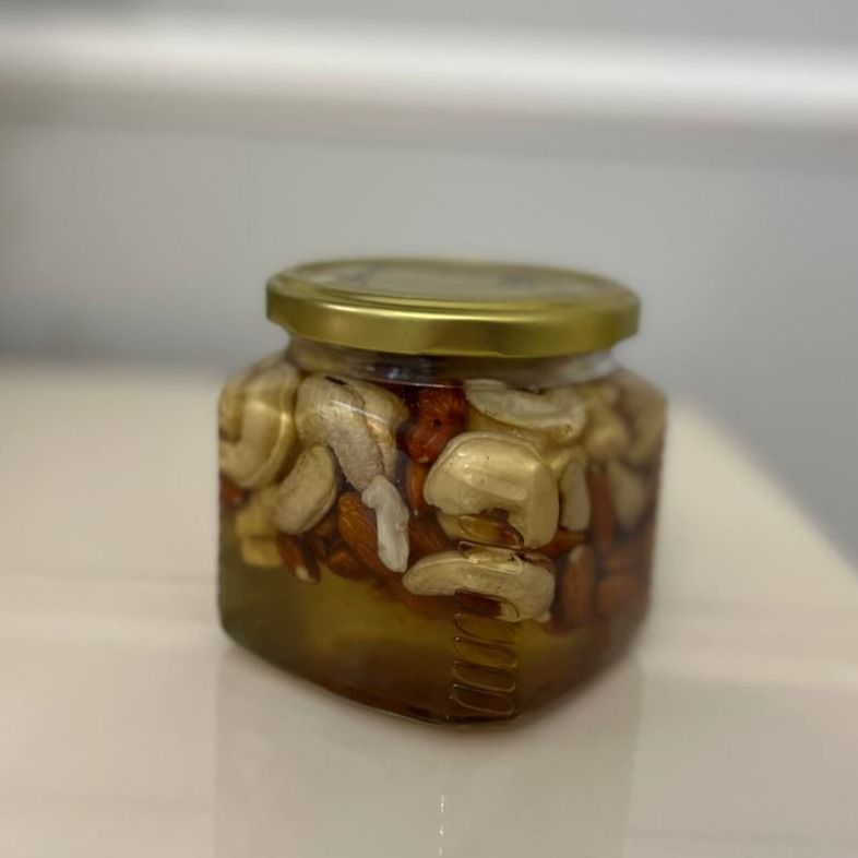 Мед с орешками Мед с орешками