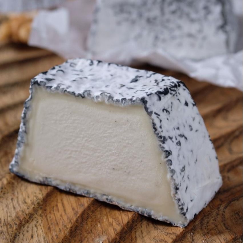 Сыр с белой плесенью "Пирамидка" Сыр с белой плесенью "Пирамидка"