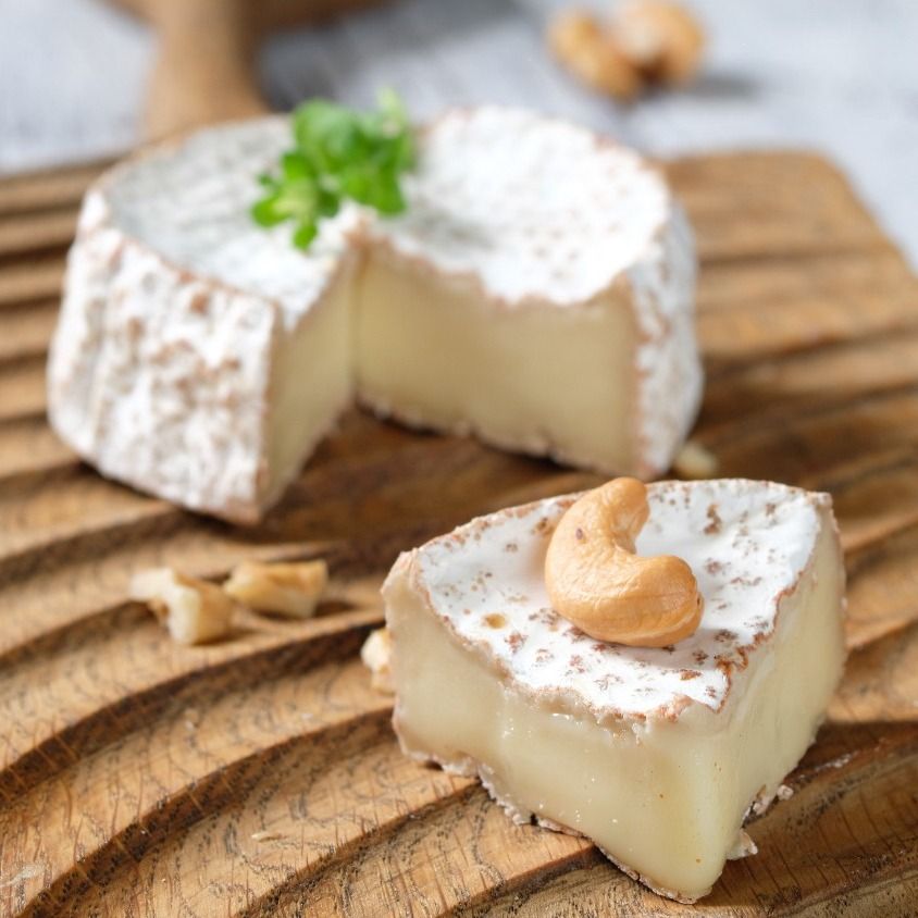 Сыр с белой плесенью "Камамбер с паприкой" Сыр с белой плесенью "Камамбер с паприкой"