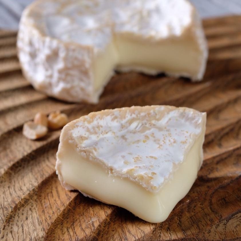 Сыр с белой плесенью "Камамбер" Сыр с белой плесенью "Камамбер"