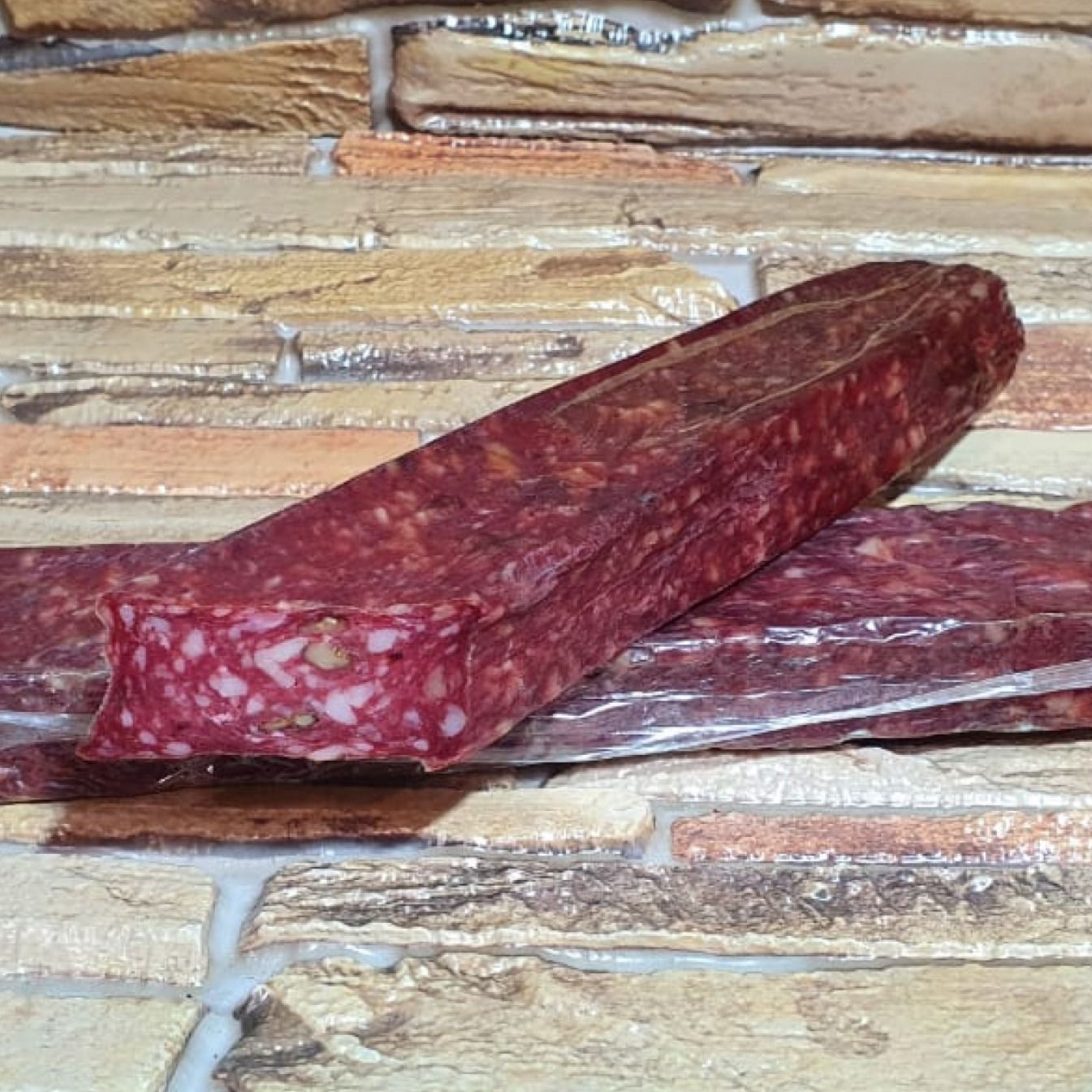 Колбаса сырокопченая, с грецким орехом Колбаса сырокопченая, с грецким орехом