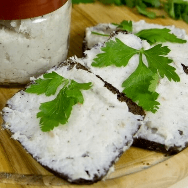 Сало крученое с чесноком