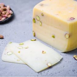 Качокавалло с фисташками