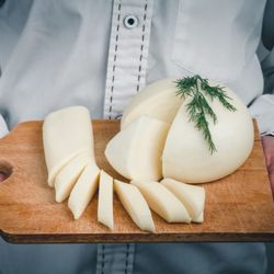Сыр СУЛУГУНИ полутвердый из коровьего молока, м.д.ж. 46%
