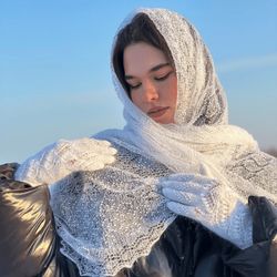 Палантин пуховый с ввязанным бисером