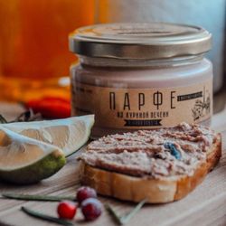 Парфе из куриной печени с вяленой клюквой
