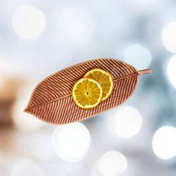 Тарелка из дерева в виде листа