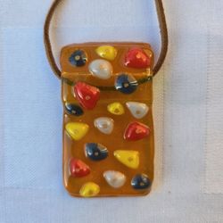 Кулон женский на замшевом шнурке.