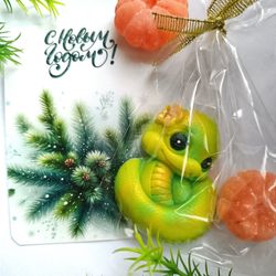 Змейка с мандарином