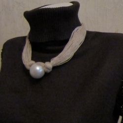 Льняное колье с жемчужиной.