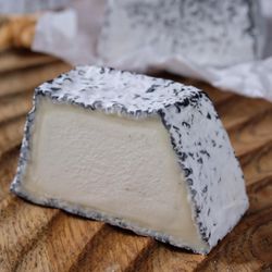 Сыр с белой плесенью "Пирамидка"