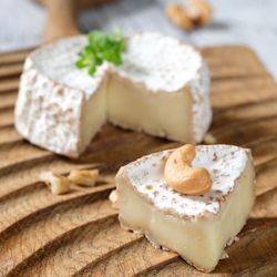 Сыр с белой плесенью "Камамбер с паприкой"