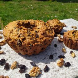 Кекс с изюмом и грецким орехом