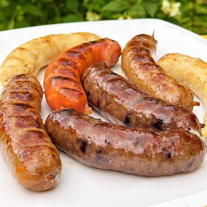 Колбаски гриль из мраморной говядины с черникой Колбаски гриль из мраморной говядины с черникой