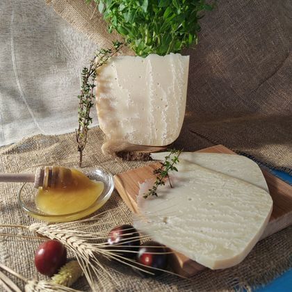 Каприно-Романо, выдержанный твердый домашний сыр Каприно-Романо, выдержанный твердый домашний сыр