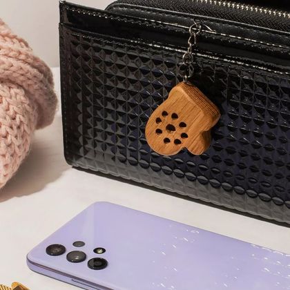 Брелок из натурального дерева Варежка Брелок из натурального дерева Варежка