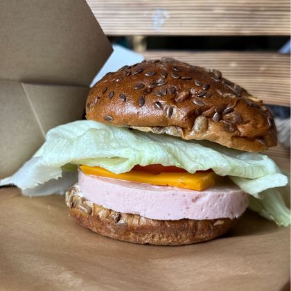 Фермерский бургер с докторской колбасой Фермерский бургер с докторской колбасой