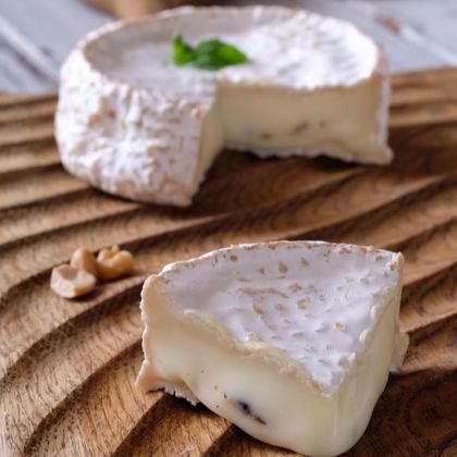 Сыр с белой плесенью "Камамбер с трюфелем" Сыр с белой плесенью "Камамбер с трюфелем"