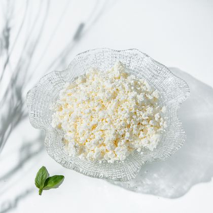 Творог фермерский рассыпчатый из коровьего молока 9-12% 250 гр. Творог фермерский рассыпчатый из коровьего молока 9-12% 250 гр.