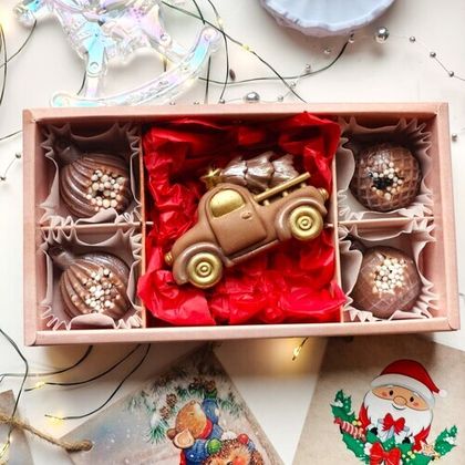 Новогодняя машинка и шоколадные конфеты/80гр Новогодняя машинка и шоколадные конфеты/80гр