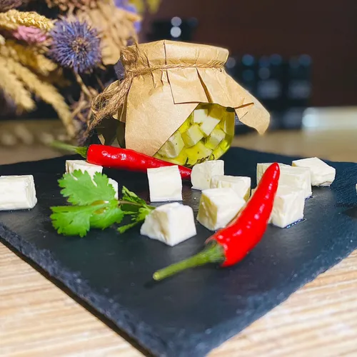 Сыр Брынза в масле с перцем, чесноком и травами Сыр Брынза в масле с перцем, чесноком и травами
