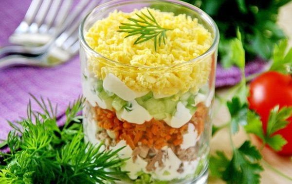 Диетический салат-коктейль из печени трески с икрой лосося