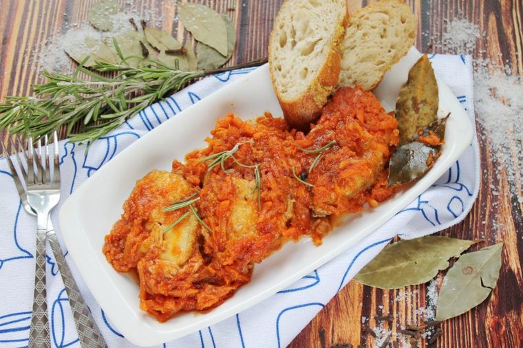 Минтай с луком и морковью