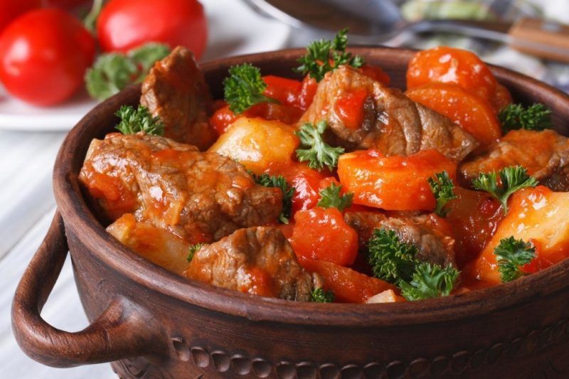Тушеная свинина с овощами