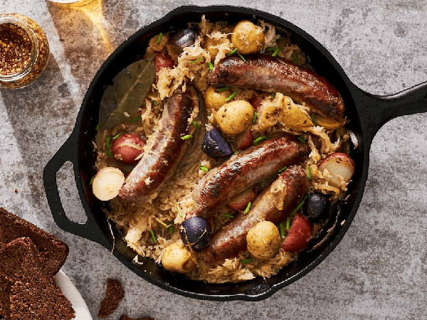 Немецкие сосиски с тушёной капустой и пивом