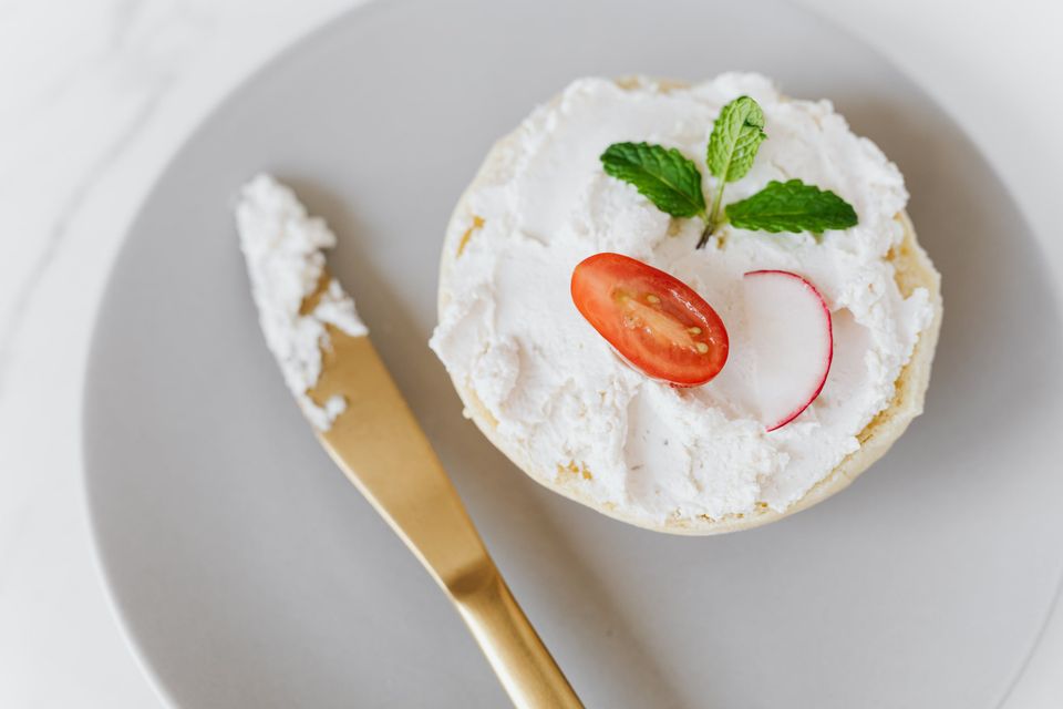 Сливочный сыр с чесноком и травами
