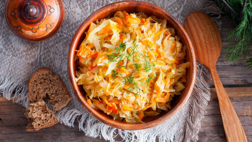 Тушеная капуста по-польски